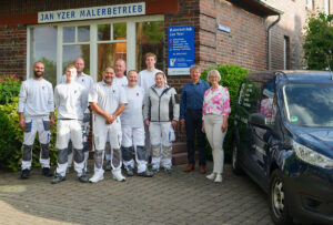Das Team mit Inhaber Frauke und Paul Schiller vom Malerbetrieb Yzer Lingen